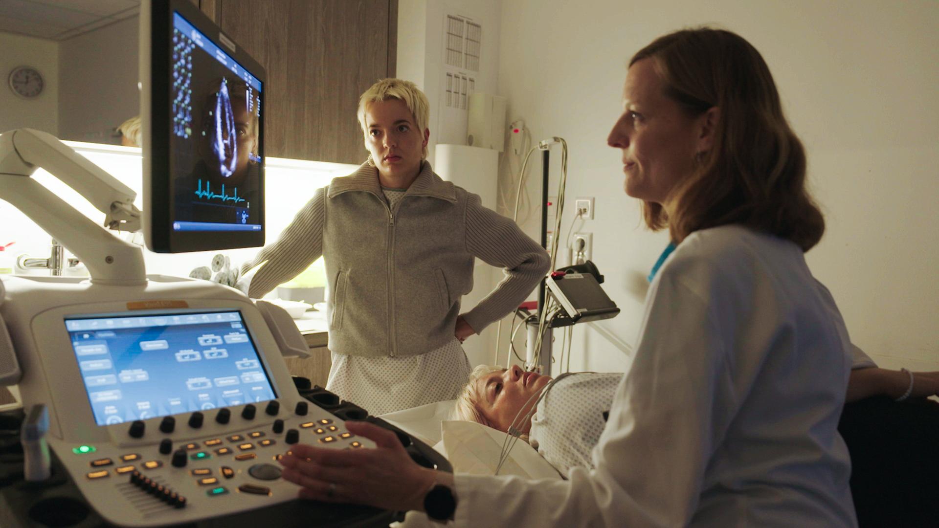 NANO: Mein Körper. Mein Herz. Jung, fit und doch gefährdet?": Eine junge Frau während der Herzuntersuchung bei Dr. Conchita Ruiz-Mohné im Krankenhaus Porz am Rhein in Köln.
