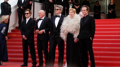 Sandra Hüller steht mit ihren Schauspielkollegen vor den Fotografen