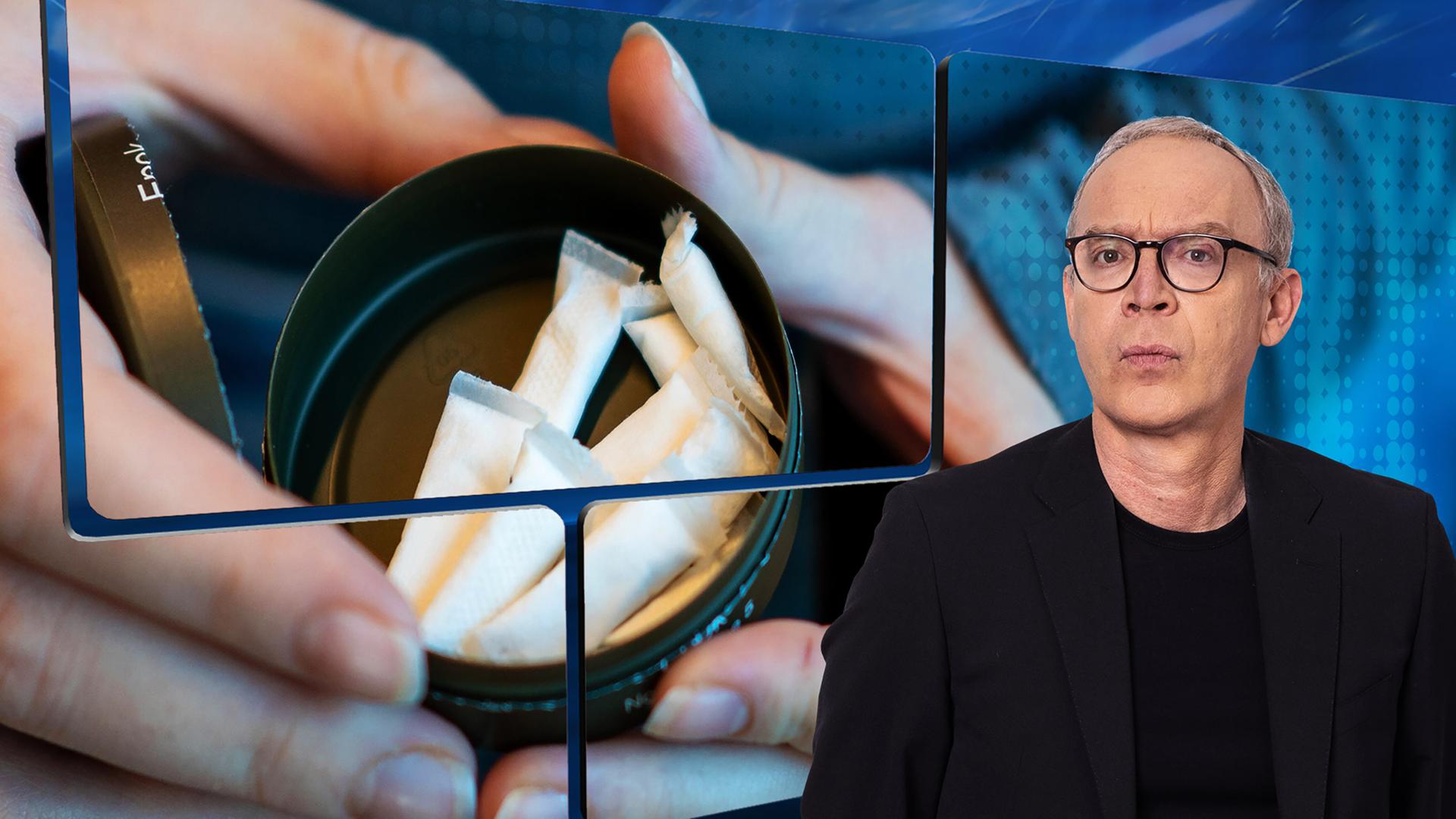 Der Moderator Christoph Süß steht vor einem Bild mit Nikotinbeuteln zum kauen.