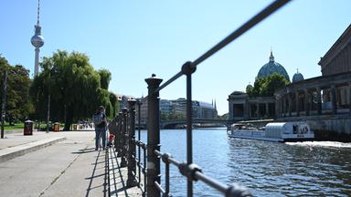Spreeufer mit Blick auf die Berliner Innenstadt. Der Hauptstadt drohen Engpässe in der Wasserversorgung nach dem Kohleausstieg.