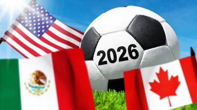 USA, Kanada, Mexiko – und Temperaturen wie im Backofen: Die WM 2026 wird schweißtreiben - für Spiele rund Fans. (Bild zeigt einen Fußball und drei Länderfahnen)