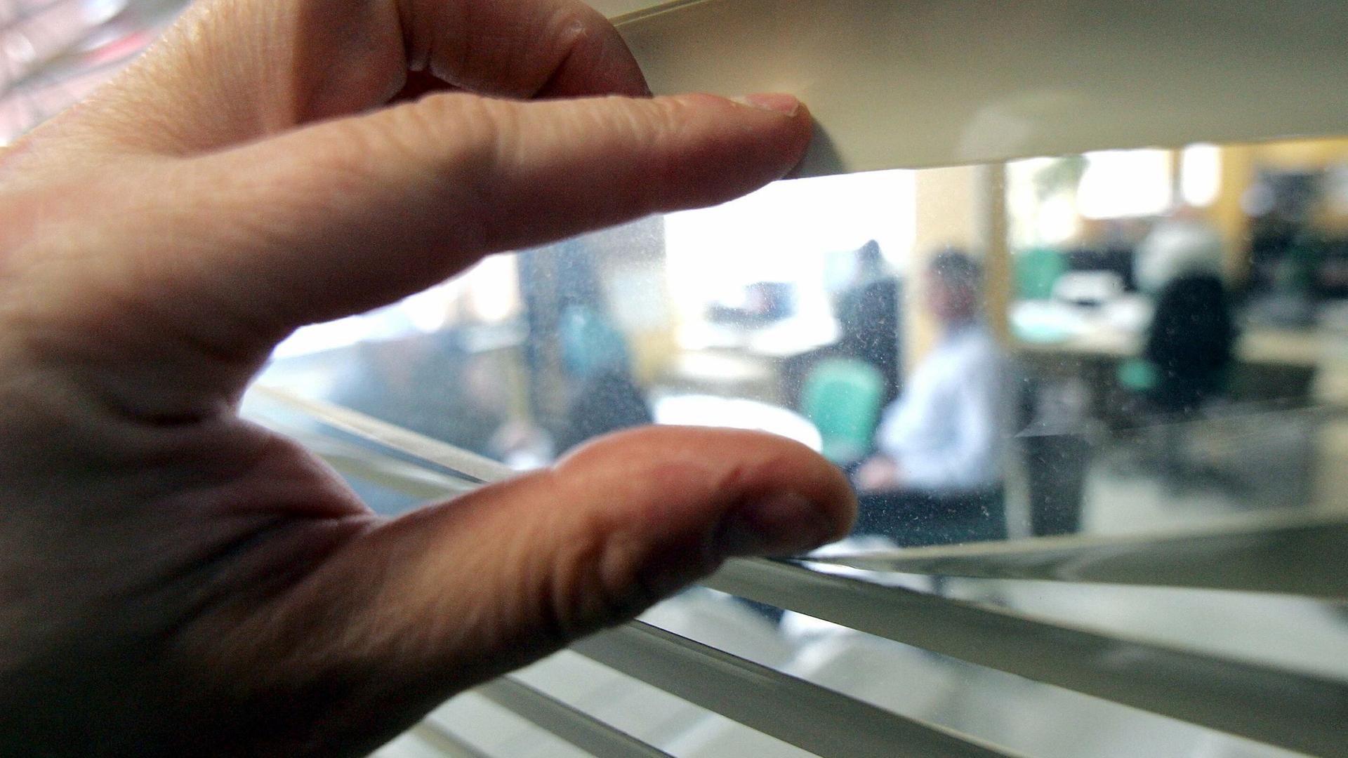 Wegwerf‑Agenten werden vor allem online angeworben – über Social Media, Messenger‑Dienste und Chatgruppen. Die Kontaktaufnahme ist niedrigschwellig, anonym und wirkt oft harmlos. 