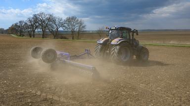 Hitze und Trockenheit setzen Landwirtschaft unter Druck, die Ernte ist gefährdet. Das Wasser wird knapp.(Bild: Traktor auf trockenem Feld)