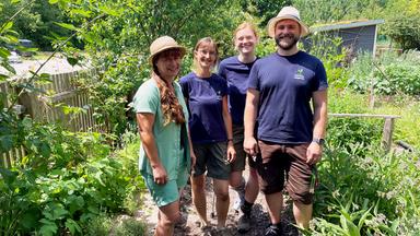 Bayerische Junggärtner im Querbeet-Garten: Sabrina mit ihren Gästen Magdalena Pfab, Maria Pätzig und Robin Beetz
