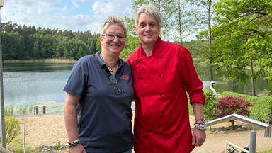 "Die Nordreportage: Hektik ade": Das Ehepaar Ines (l.) und Katrin Magnor (r.) vor der Idylle Roter See.