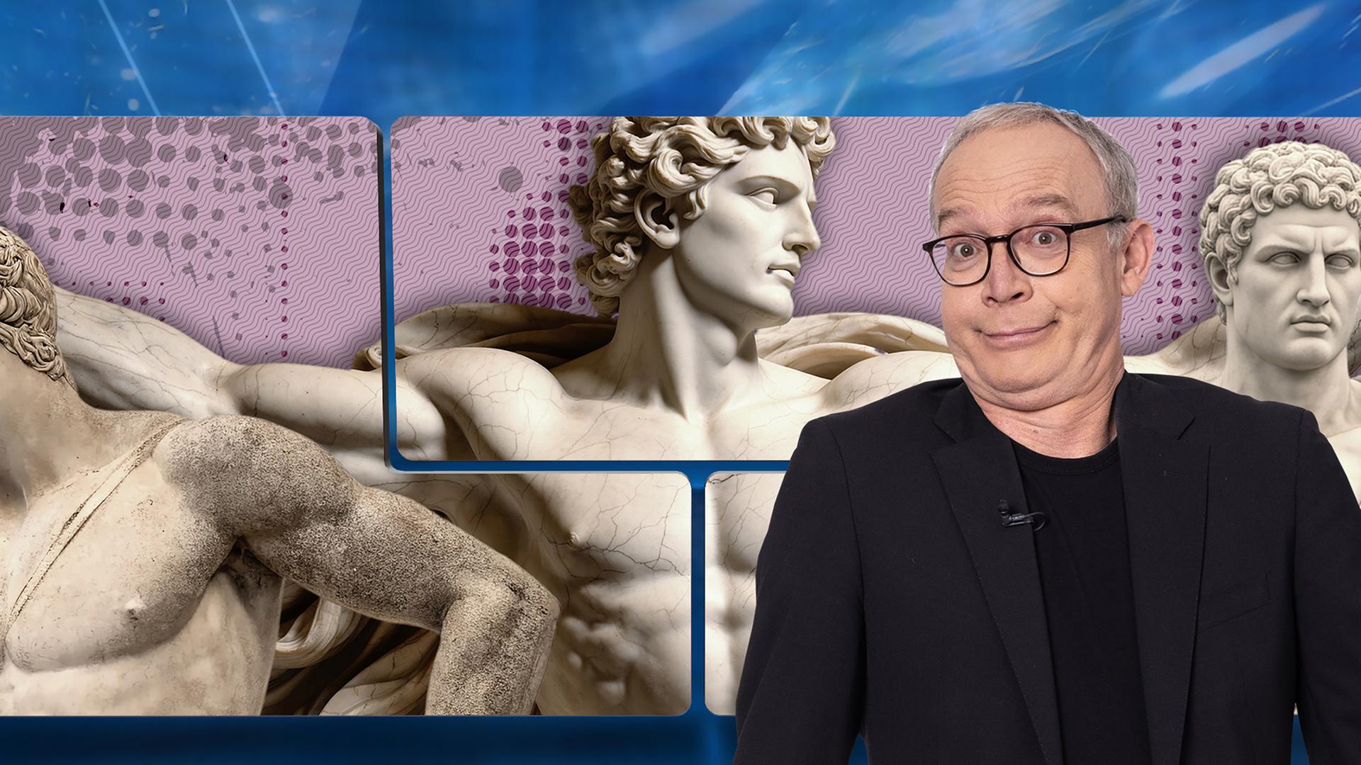Christoph Süß steht vor einem Hintergrundbild mit Adonis-Büsten
