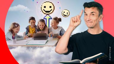 Eric Meyer mit geöffneten Schulbuch vor lernenden Schulkindern