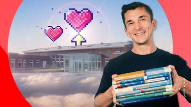 Eric Meyer vor einer Schule mit Schulbüchern in der Hand