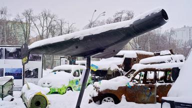 Eine russische Drohne „Geran-2“ in einer verschneiten Landschaft zwischen Autowracks.