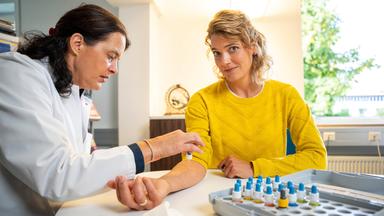 "NANO: Welche Allergie hast du?": Prof. Dr. Claudia Traidl-Hoffmann testet Lena Ganschow mittels Pricktest auf Allergien am Universitätsklinikum Augsburg.