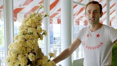 "Im Rausch der Blumen: Von Luxus und Exotik": Jean-Christian Pullin vor der Installation "Desert Rose" im Café Kranzler in Berlin.