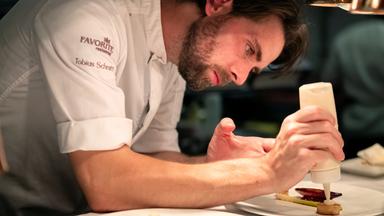 "Am Pass - Geschichten aus der Spitzenküche - Tobias Schmitt, Mainz": Im Sternerestaurant Favorite in Mainz hat er das sagen: Küchenchef Tobias Schmitt.
