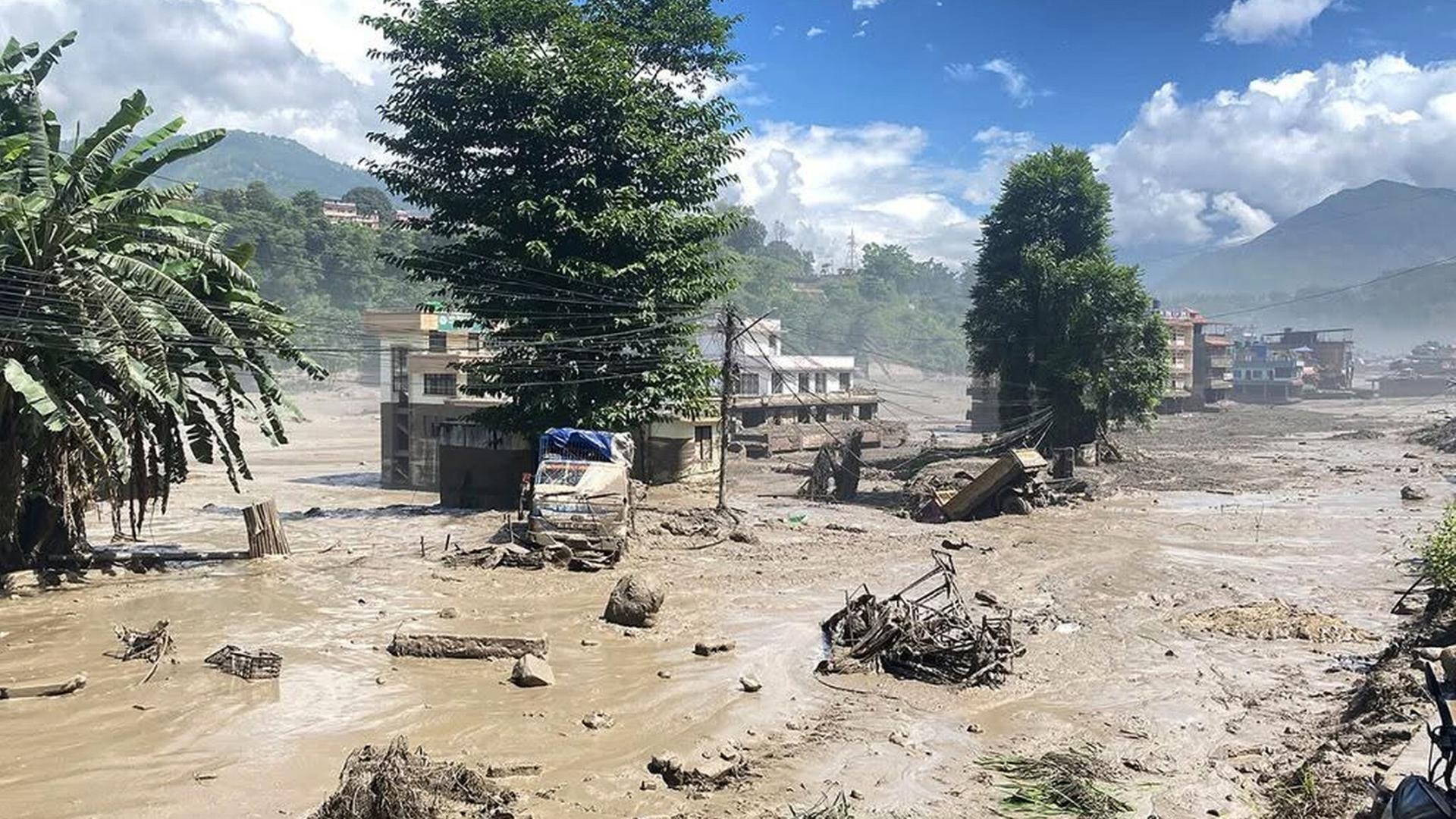 Sturzflut verwüstet Rasuwa nahe der chinesischen Grenze in Nepal