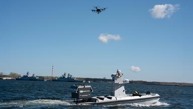 "Die Nordreportage: Schützen. Sichern. Bewachen.": Der Drohnenhersteller FLANC lässt in Rostock seine größte Seedrohne, auch USV genannt, zu Wasser.