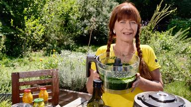 Sabrina Nitsche im Querbeet-Garten mit einer Schüssel Sellerie-Würzpaste: