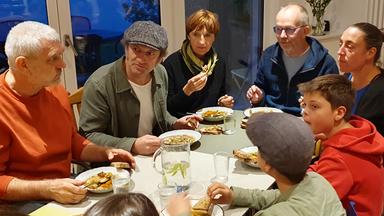 "Der Schmidt Max auf der Suche - nach dem Miteinander": Bewohnerinnen und Bewohner des Tocklerhofes von links: Klaus Hümmer, Schmidt Max, Susanne Obando, Thomas Hovestadt, Anita Fichtner, Arun Fichtner und Erik Flach.