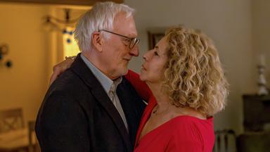 „Ich will mein Glück zurück“: Ulla (Michaela May) und Robert (Ernst Stötzner) kommen sich näher.