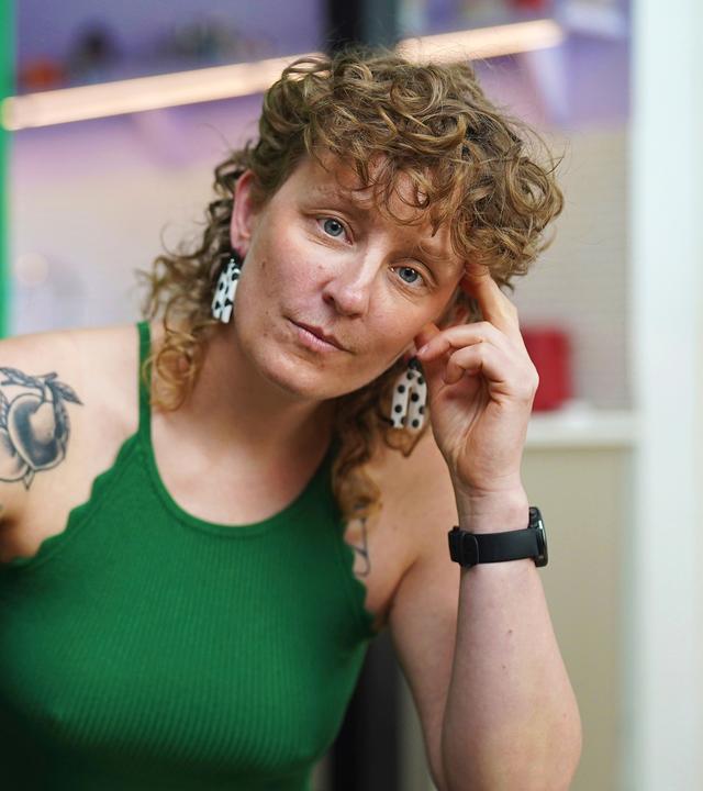 Svenja Post, 42, Lehrerin und Autorin, spürt vor allem in der 2. Zyklushälfte deutliche psychische Veränderungen - erste Anzeichen für die Perimenopause?