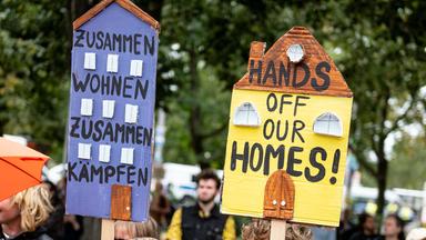 Menschen nehmen an einer Demonstration des Bündnisses gegen Verdrängung und hohe Mieten unter dem Motto «Her mit den Wohnungen! Runter mit den Mieten!» mit einem Schild mit der Aufschrift