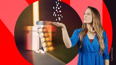 Im Vordergrund fallen Jasmina Neudecker viele Tabletten auf die Hand. Im Hintergrund stehen Pillendosen und Tablettenblister.