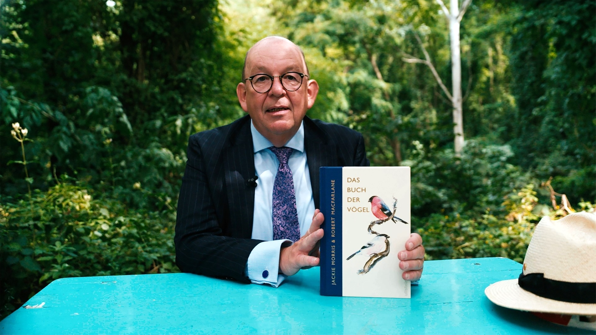 Denis Scheck hält das Buch der Vögel hoch im Druckfrisch-Studio