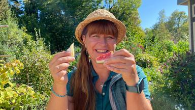 Sabrina Nitsche genießt das Naschobst im Garten