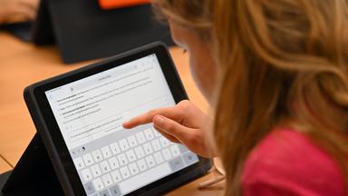  KI recherchiert, verfasst Texte. Wir schauen auf den Bildschirm und warten ab. Verlernen wir nach und nach das eigenständige Denken? (BIld: Mädchen am Bildschirm)