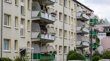 Bezahlbarer Wohnraum wird knapp. Die Lösung: Wohnungen vergesellschaften. Doch hilft das wirklich gegen hohe Mieten? Hat Berlin die richtige Idee?