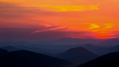 Ein Sonnenuntergang über Gebirge