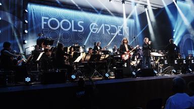 Eine Band auf einer Bühne.