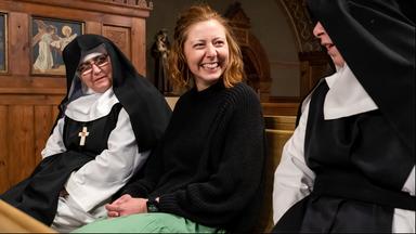 "37°Leben: Leben für Gott": Vanessa zwischen zwei Ordensschwestern auf Kirchenbank.
