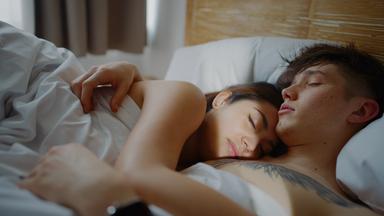 "37°Leben - Situationships - Die unverbindlichen Beziehungen": Nacktes Paar im Bett.