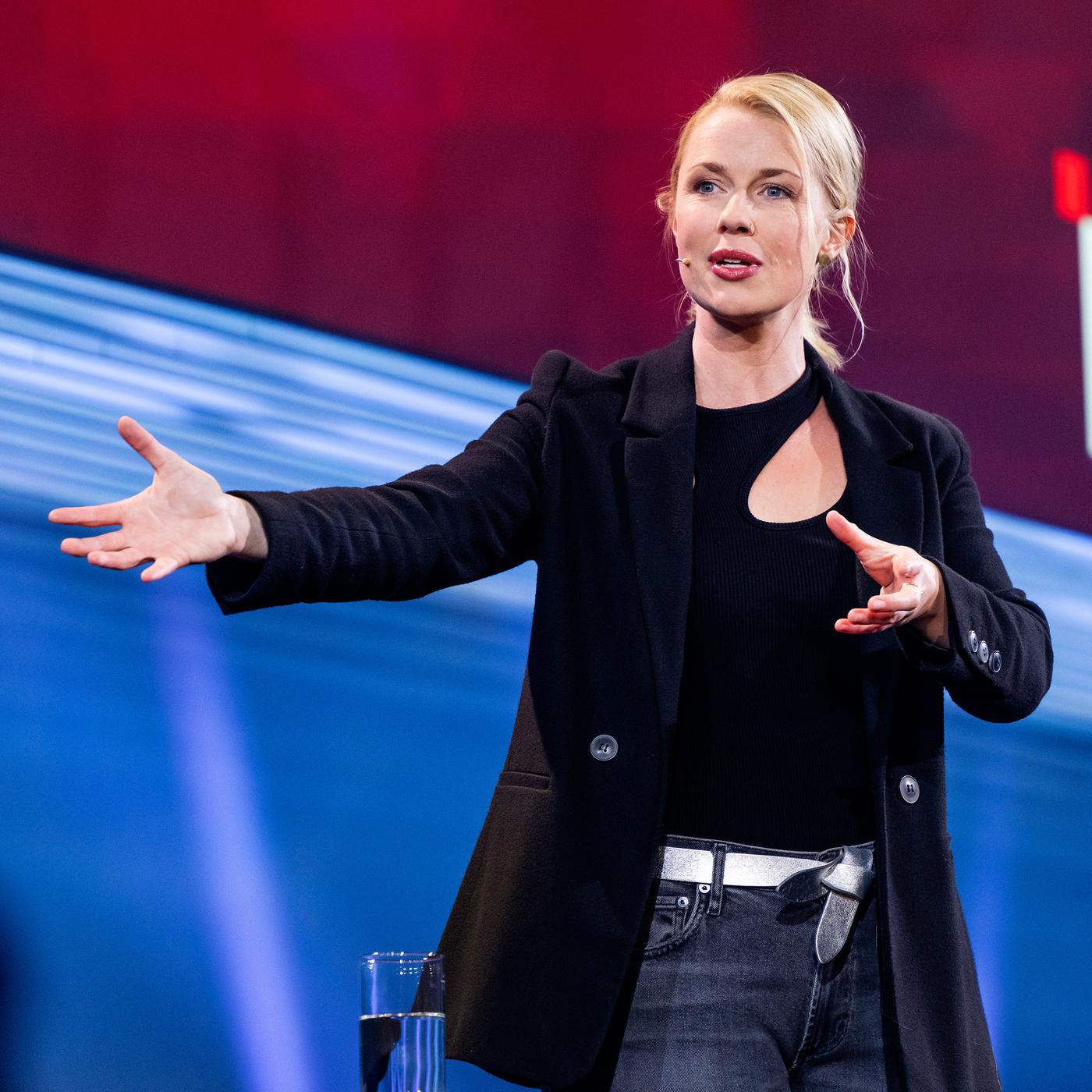 Das Bild zeigt Christine Eixenberger bei ihrem Auftritt im 3sat-Zelt.