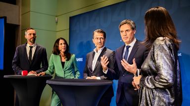 Drei Männer und zwei Frauen stehen in einer Reihe. ZDF-Intendant Himmler spricht.