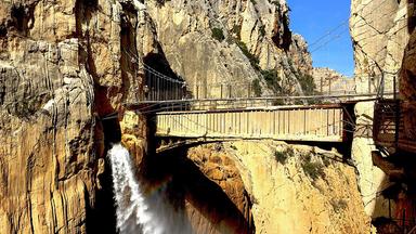 Eine Brücke in einer Felsschlucht.