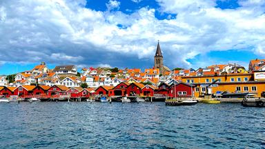 Blick auf Fjällbacka; im Vordergrund Wasser, im Hintergrund Häuser.  