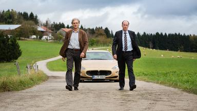 "600 PS für zwei": Hartmut Sprenger (Walter Sittler) und Lorenz Hoffmann (Herbert Knaup) lassen den Luxuswagen stehen und gehen zu Fuß weiter.