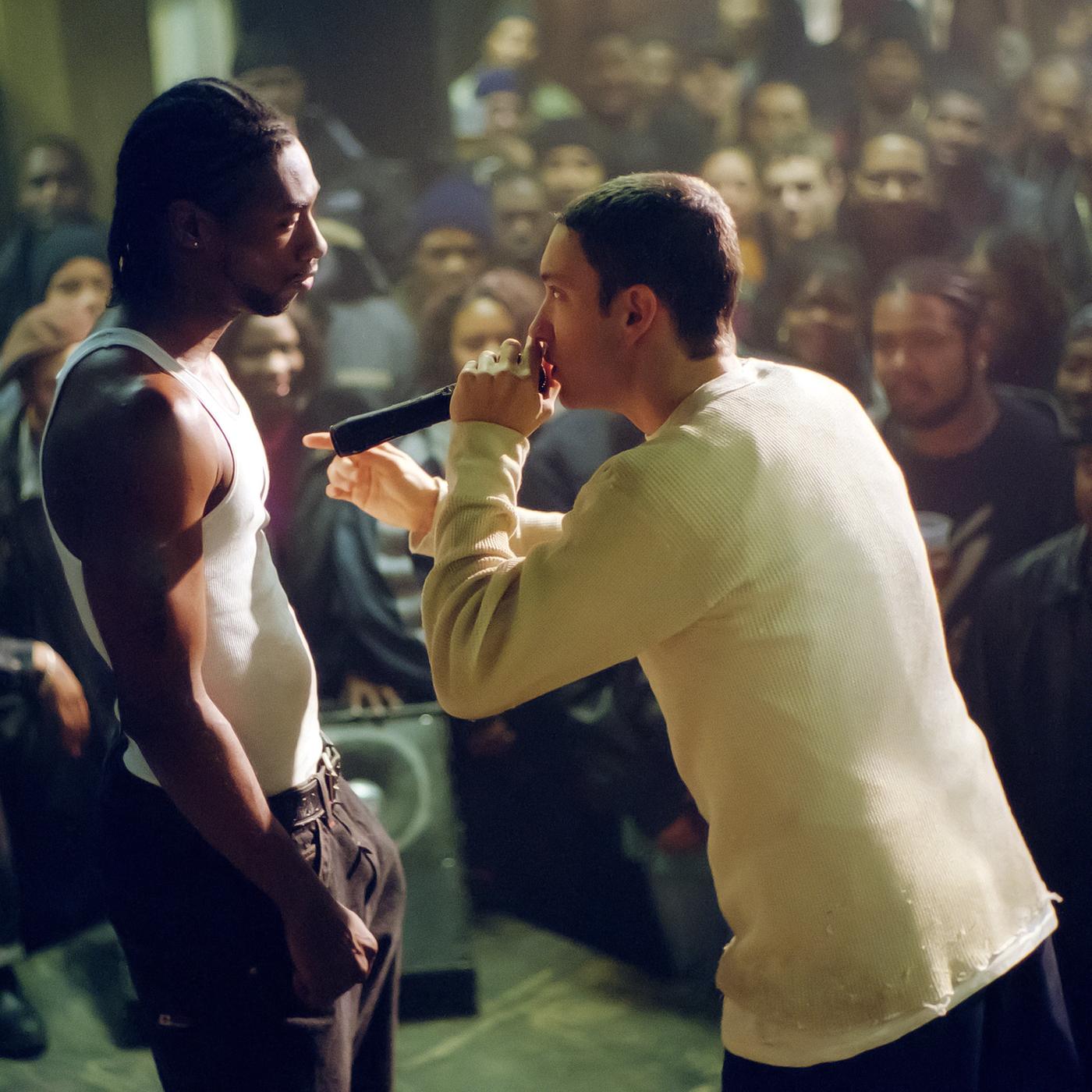 Bei einem Rap-Battle kann Jimmy Rabbit (Eminem, r.) seinen Rivalen Lotto (Nashawn Breedlove, l.) schlagen. Mit Hilfe seiner unkonventionellen Art und seiner Offenlegung des eigenen Versagens gelingt es ihm, das Publikum auf seine Seite zu ziehen.