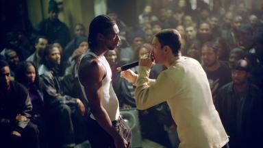 Bei einem Rap-Battle kann Jimmy Rabbit (Eminem, r.) seinen Rivalen Lotto (Nashawn Breedlove, l.) schlagen. Mit Hilfe seiner unkonventionellen Art und seiner Offenlegung des eigenen Versagens gelingt es ihm, das Publikum auf seine Seite zu ziehen.