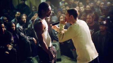 Bei einem Rap-Battle kann Jimmy Rabbit (Eminem, r.) seinen Rivalen Lotto (Nashawn Breedlove, l.) schlagen. Mit Hilfe seiner unkonventionellen Art und seiner Offenlegung des eigenen Versagens gelingt es ihm, das Publikum auf seine Seite zu ziehen.