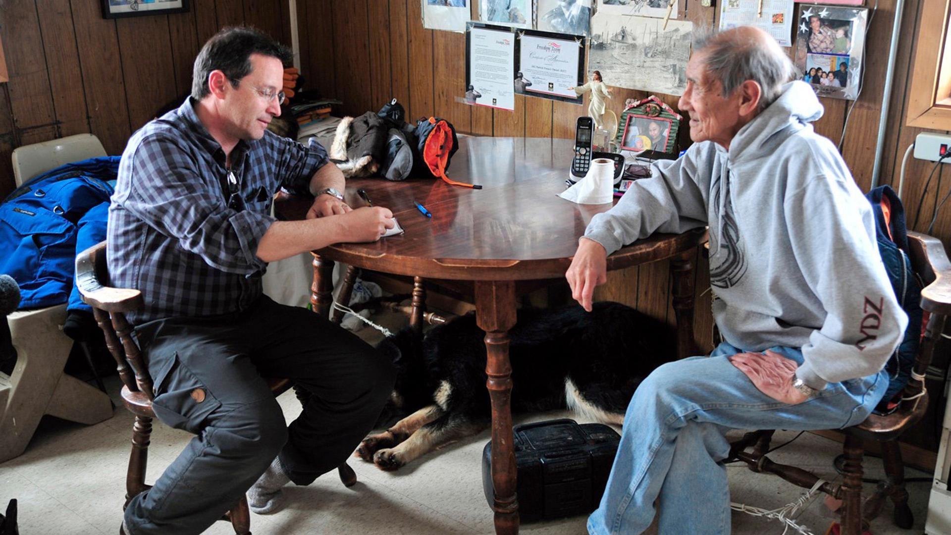 Klaus Scherer beim Dorfältesten zu Besuch in Diomede.