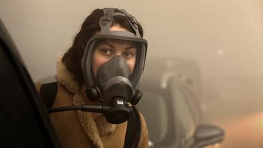 Anna (Olga Kurylenko) wird bei einer Besorgungstour in den, von einem giftigen Nebel verhüllten Straßen von Paris durch einen Zwischenfall von ihrem Mann Mathieu getrennt.