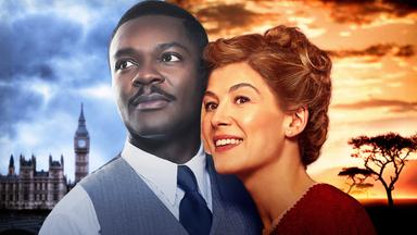 Montage: Hinter der Großansicht von Seretse Khama (David Oyelowo) und Ruth Williams (Rosamund Pike) liegt auf der einen Seite eine Ansicht auf London mit "Big Ben", auf der anderen Seite eine Aufnahme der Savanne im Sonnenuntergang.
