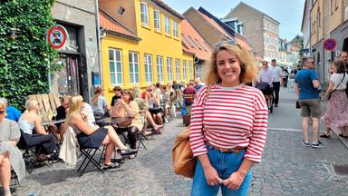Eine junge Frau in einer dänischen Altstadt.