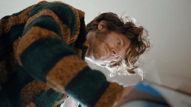 Konzentriert kreativ: Joe arbeitet an einer seiner Collagen.