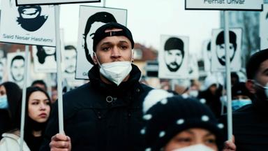 Carlos bei einer Demonstration, die an die Opfer des Mordanschlags in Hanau erinnert.