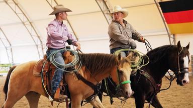 Zwei Männer reiten auf Pferden
