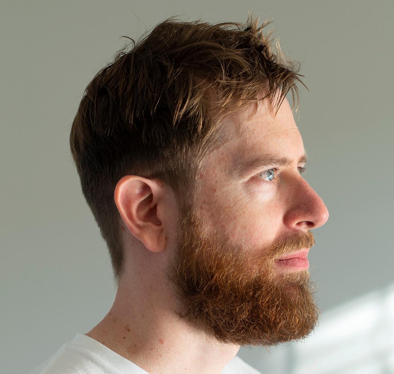 Seitliches Porträtbild Manuel Gübeli