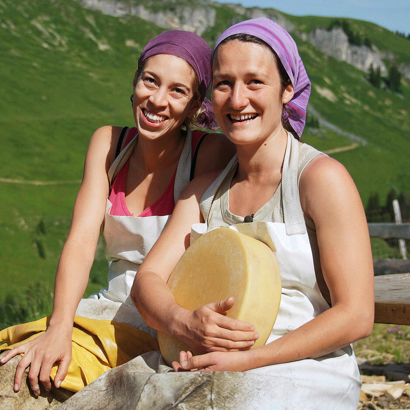 Selina und Miriam mit einem Käselaib