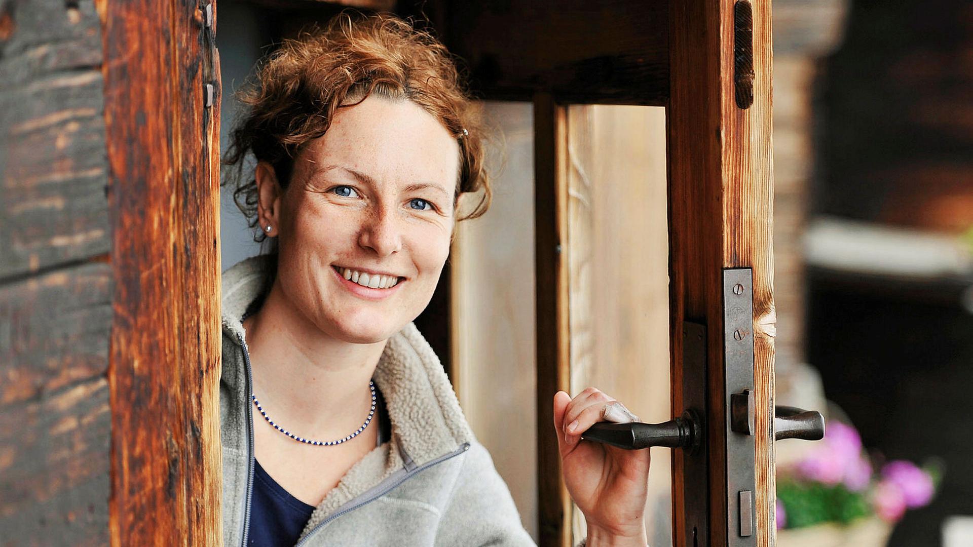 Katharina Kraufmann schaut aus einer Tür
